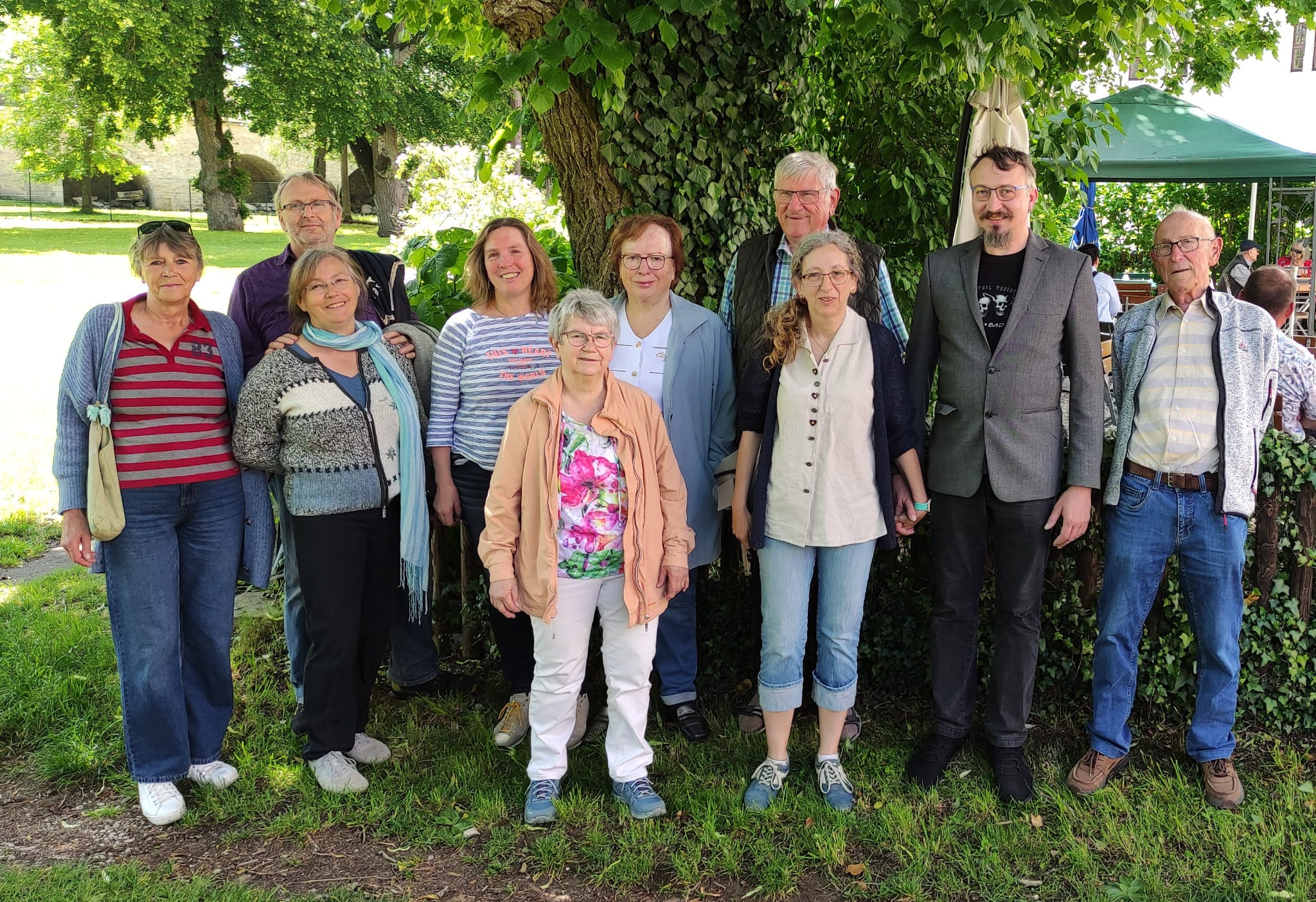 Gruppenbild der Sänger vor Baum